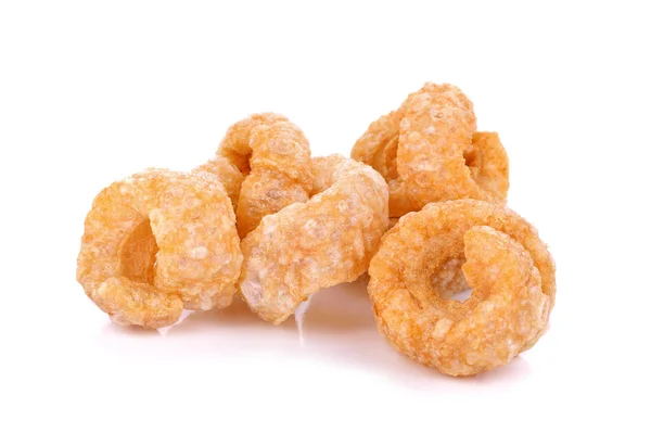 Beyaz arka planda kıtır kıtır deri domuz eti