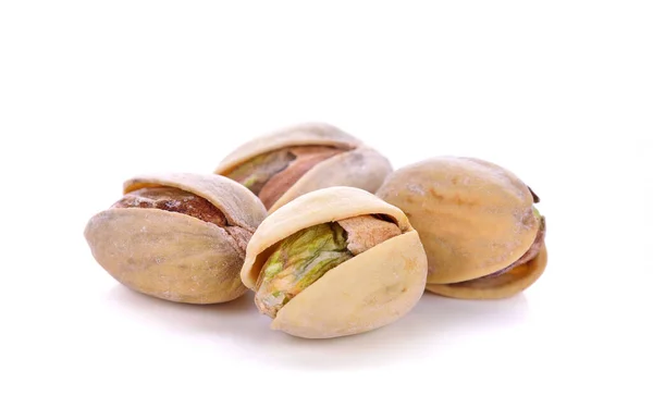 Kabuklu fıstıklar beyaz arkaplanda izole edilmiş.