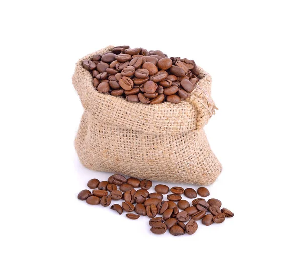 Torbadaki kahve çekirdeği beyaz arka planda izole edilmiş.