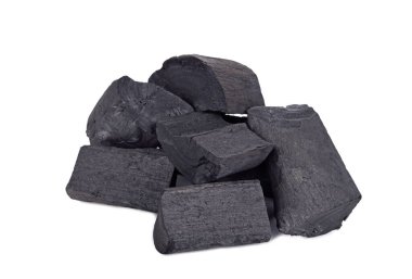 Beyaz arkaplanda doğal odun kömürü.