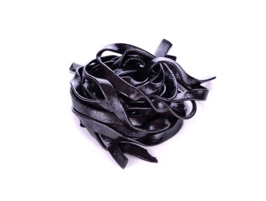 Beyaz zemin üzerinde mürekkep balığı mürekkebi fettucine makarna