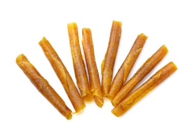 Kurutulmuş mango örtüsü veya beyaz arka planda kurutulmuş mango ezmesi.