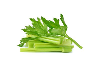 Beyaz arkaplanda izole edilmiş taze kereviz