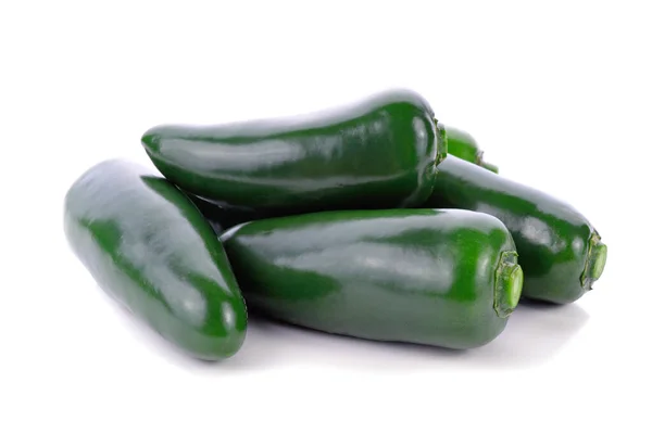 Beyaz arka planda izole Meksika yeşil biberi