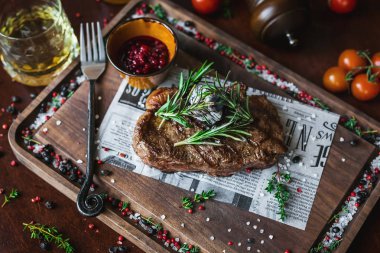 biber sosu ve ahşap arka plan üzerinde kırmızı şarap kaburga biftek ızgara