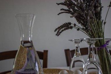 Modern ev Provence tarzında zarif yemek masası ayarı