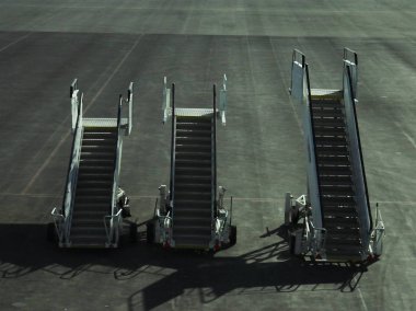 Havaalanı alan (üç kardeş uçakta merdiven)