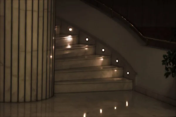 Krásně Osvětlené Schody Mramorové Hotel — Stock fotografie