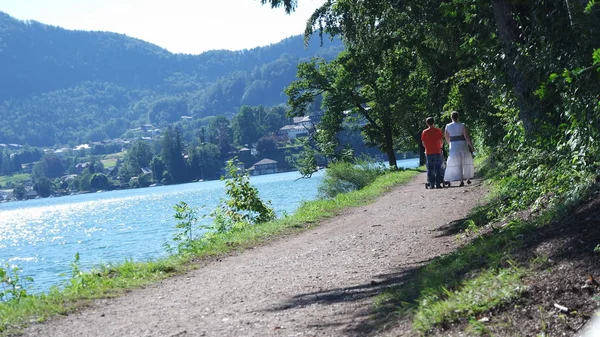 Belle Vue Sur Lac Walfgangsee Couple Qui Marche Amoureux Par — Photo
