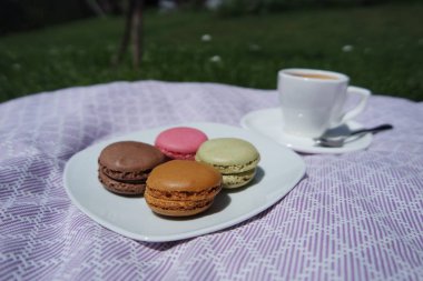 Lezzetli küçük macrons ve kahve