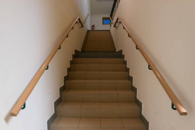 Uzun ve aydınlatılmış merdiven okul Emlak