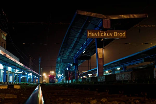 包まれている青色の輝きに鉄道駅 — ストック写真