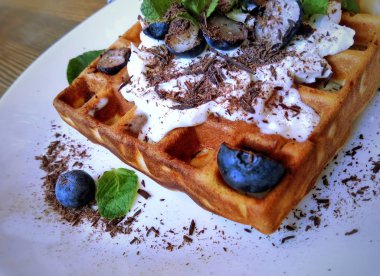 Krem peynir ve yaban mersini ile Belçika waffle