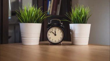 Alarm Saatinin Hızı Hızı Elleri Doli Hareketiyle Taşır.