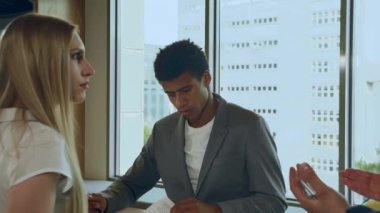 Çeşitli ofis çalışanlarının iletişim. Birlikte çalışan ve beyin fırtınası sırasında konuşmayı meslektaşlarının çok ırklı takım kadında.