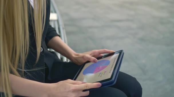 Femme utilisant la tablette sur le banc. Femme d'affaires formelle assise sur le banc dans le patio du bureau et la tablette de navigation dans les loisirs . — Video