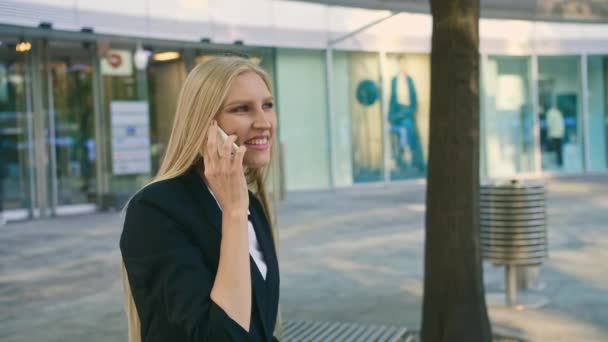 Volwassen Blonde Zakenvrouw Pak Zitten Bank Zwaaien Met Hand Begroeten — Stockvideo