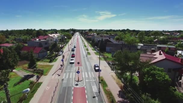 Vol aérien au-dessus de la ville européenne Radom, Pologne. Vue d'en haut sur les toits des maisons, beaux jardins, pelouses, routes en été. Banlieues européennes tranquilles . — Video