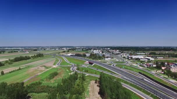 Složité silniční křižovatka. Slunečný den, slunce. Moderní Evropa. Letecká vysokohorských dron letu. — Stock video