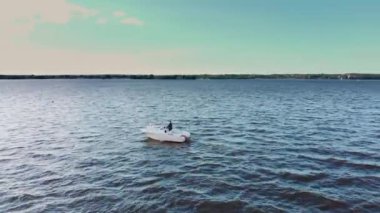 Kabotaj küçük motorlu tekne üzerinde hava dron video sinek koyu mavi su Harbor'a bir açık yaz gününde attı