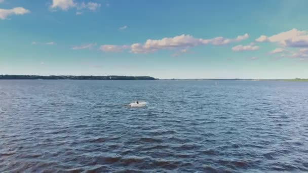 Transfer łodzią motorową w archipelagu - z góry. Transfer łodzią motorową na wodzie - drone widok z góry szybkość przechwytywania. Miłego dnia, niektóre chmury ale słoneczny. fale na wodzie — Wideo stockowe