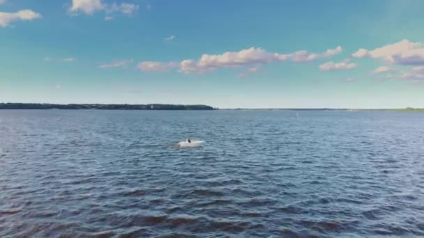 Schnellboot im Archipel - von oben. Schnellboot auf dem Wasser - Drohnenblick von oben, der die Geschwindigkeit erfasst. ein schöner Tag mit ein paar Wolken, aber sonnig. Wellen auf dem Wasser — Stockvideo