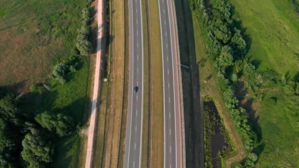 Letecký vertikální výstřel. Auta projíždějí kolem silnice. Provoz na dálnici. Záběry 4K od drona. — Stock video