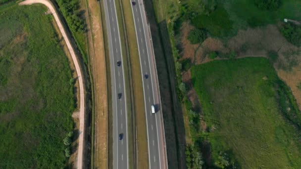 Plan vertical aérien. Voitures conduisant par la route. La circulation sur l'autoroute. Images 4K du drone .