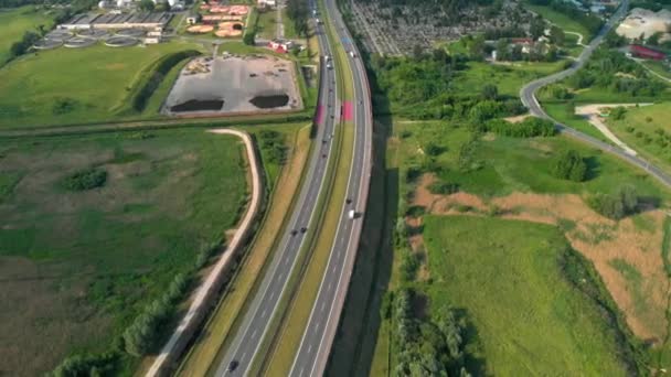 Plan vertical aérien. Voitures conduisant par la route. La circulation sur l'autoroute. Images 4K du drone . — Video