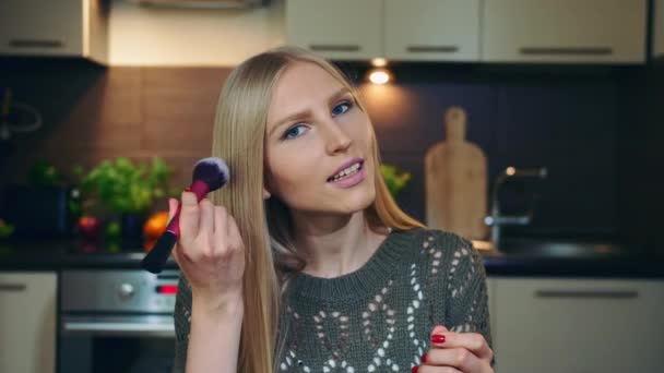 Unga Vlogger Talar Makeup Borste Attraktiv Ung Kvinna Talar Mjuk — Stockvideo