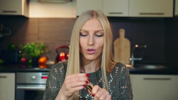 Junge Vlogger sprechen über Make-up-Mascara. attraktive junge Frau spricht über kosmetische Wimperntusche während Dreharbeiten Video für Schönheit vlog in der Küche. — Stockvideo