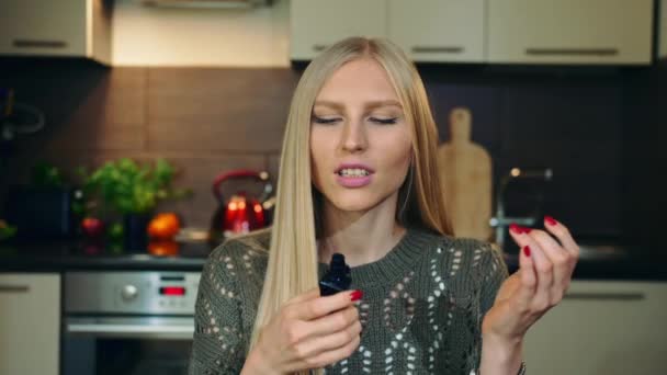 Jeune vlogger sentant le parfum. Belle jeune femme pulvérisation et odeur agréable parfum tout en filmant la vidéo pour la beauté vlog à la maison . — Video