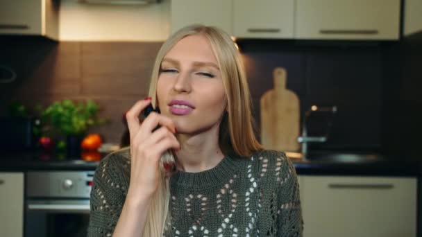 Ung vlogger som luktar parfym. Vacker ung kvinna sprutar och luktar trevlig parfym samtidigt som du filmar video för skönhet vlog hemma. — Stockvideo