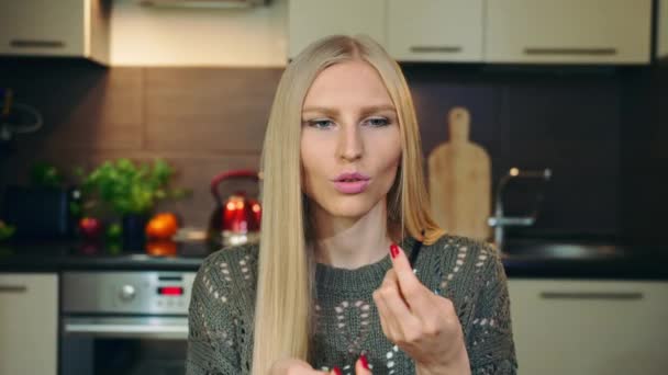 Un giovane vlogger che parla di eyeliner. Attraente giovane donna che parla di matita per gli occhi durante le riprese video per bellezza vlog in cucina . — Video Stock