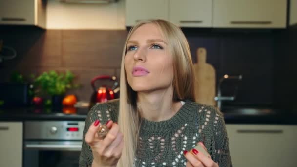 Młody vlogger pachnie perfumami. Piękna młoda kobieta spryskując i pachnąc ładne perfumy podczas kręcenia filmu dla piękna vlog w domu. — Wideo stockowe