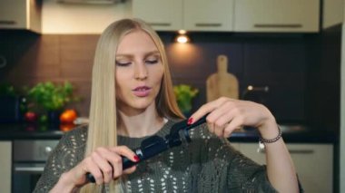 Genç vlogger selfie sopa hakkında konuşuyor. Çekici genç kadın hakkında selfie sopa çekim yaparken video Güzellik vlog mutfak için söz.