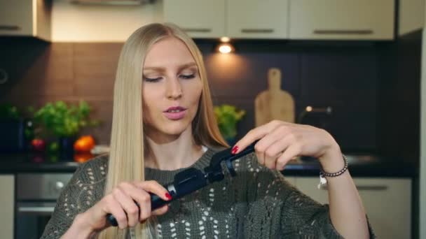 Jonge vlogger over selfie stick. Aantrekkelijke jonge vrouw praten over selfie stick tijdens het fotograferen video voor schoonheid vlog in keuken. — Stockvideo