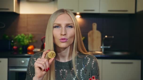 Giovane vlogger parlando di bitcoin. Attraente giovane donna che parla di bitcoin durante le riprese video per vlog in cucina . — Video Stock