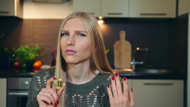 Giovane vlogger parlando di bitcoin. Attraente giovane donna che parla di bitcoin durante le riprese video per vlog in cucina . — Video Stock