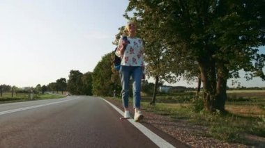 Yol kenarında yürüyen sırt çantası kadınla.