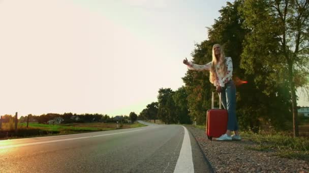 Žena cestovatel, Walking On The Road. Unavený mladá žena batohem, začíná cesta na prosluněné venkovské silnici. — Stock video