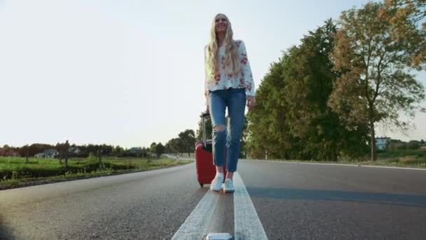 Glada kvinna med resväska promenader på vägen. — Stockvideo