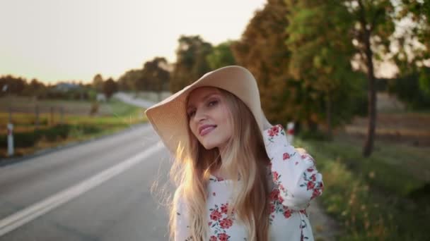 Voyageur femme auto-stop sur une route ensoleillée et à pied . — Video