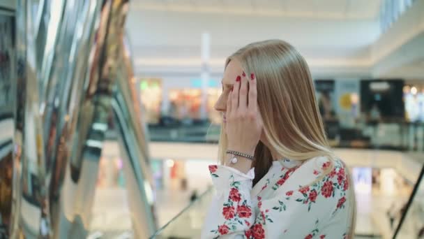Mujer asombrada en el centro comercial . — Vídeos de Stock