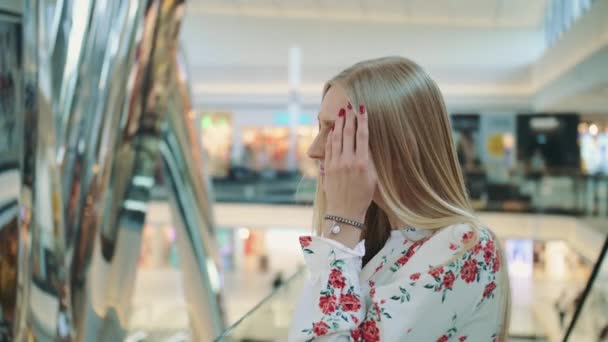 Amazed woman in shopping center. — Stock Video