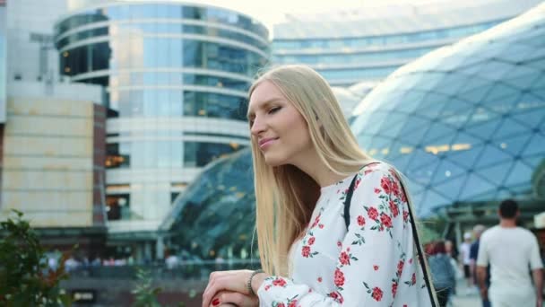 Mujer sorprendida en la ciudad moderna . — Vídeos de Stock