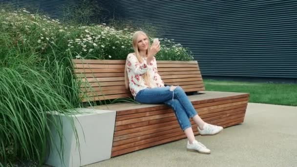 Mujer haciendo videollamada en techo verde . — Vídeos de Stock