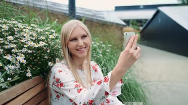 Kvinnan Ringer Videosamtal Gröna Tak Härlig Ung Kvinna Med Smartphone — Stockvideo