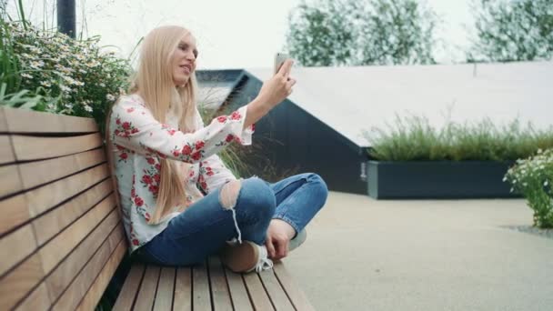 Жінка робить відеодзвінок на зелений дах . — стокове відео
