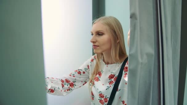 Menina alegre engraçado na cabine de fotos posando para a câmera se divertindo fazendo série de fotos — Vídeo de Stock